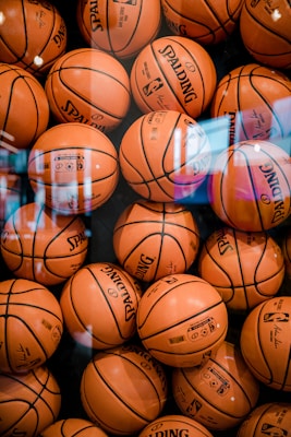 NBA风格篮球赛场上球员扣篮的精彩特写照片